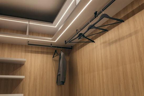 Intérieur de dressing moderne avec penderie vide, éclairage LED intégré au plafond et étagères murales en bois clair