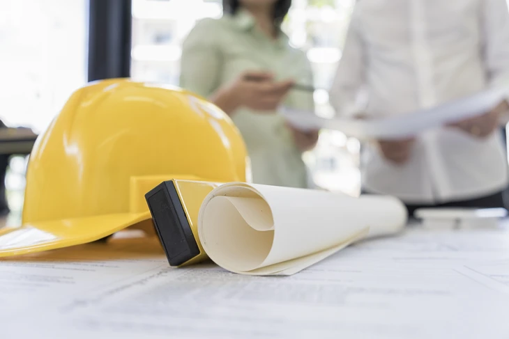 Gros plan sur la main d'une vendeuse conseillant à la cliente des échantillons de couleur de carreaux, des éviers et de la texture des armoires pour la salle de bain