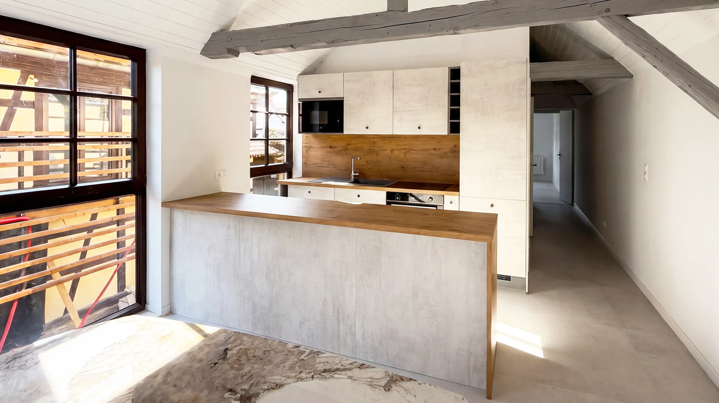 Cuisine moderne en L, vide, lumineuse