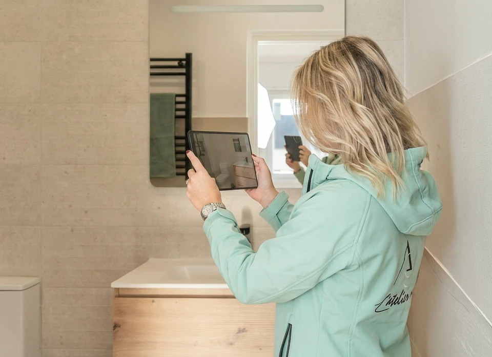 Scène de consultation professionnelle en intérieur sur canapé gris