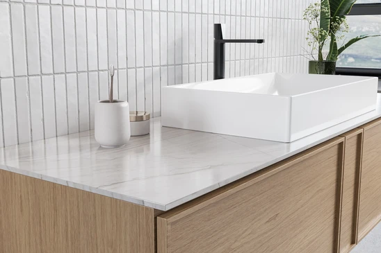 Salle de bain moderne avec double vasque encastrée dans plan de travail en pierre naturelle blanche veinée
